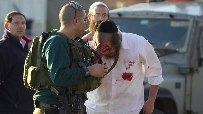 Palestinski policist je ob zori streljal na skupino ortodoksnih judov, ki so bre