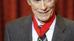 Clint Eastwood je bil ob prejetju medalje presrečen. (Foto: AFP)