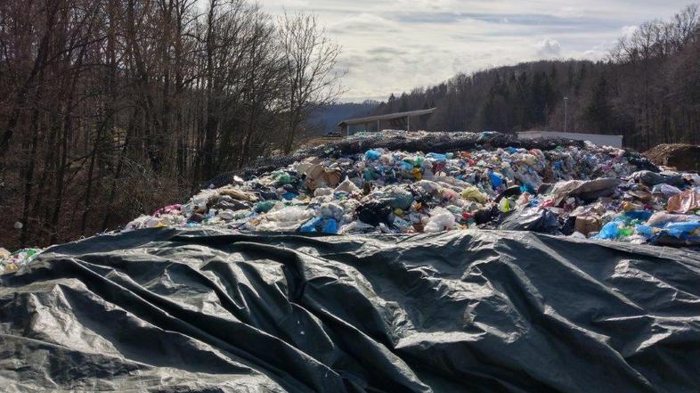 neprevzeta komunalna odpadna embalaža smeti odpadki