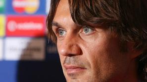 Paolo Maldini je trenutno na dopustu, kjer razmišlja o Chelseajevi ponudbi.