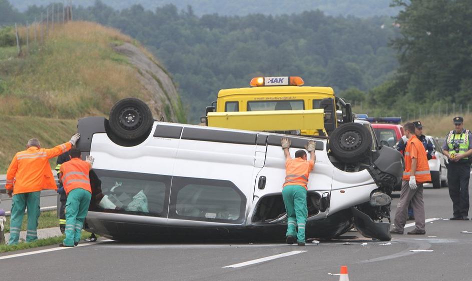 nesreča taksi kombi