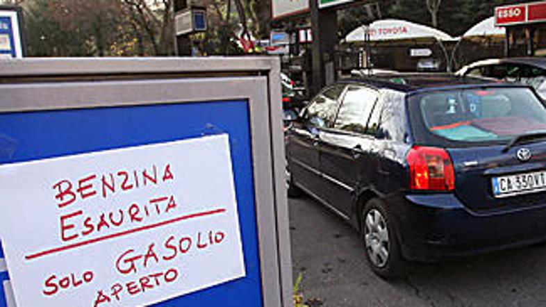 Brez goriva je ostala že več kot polovica bencinskih črpalk.