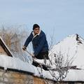 Čiščenje snega s strehe 