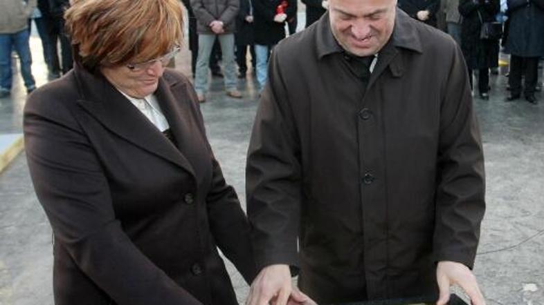 Temeljni kamen sta postavila direktorica Vegrada Hilda Tovšak in ljubljanski žup