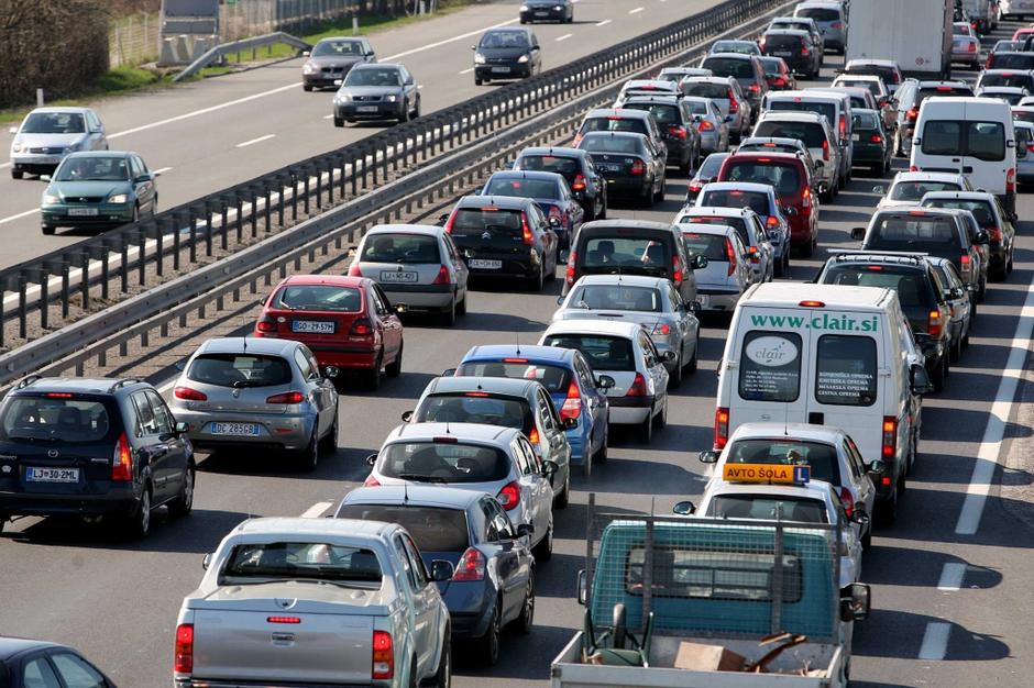 slovenija 08.04.10 guzva na avtocesti, gneca zaradi prometne nesrece, kolona voz | Avtor: Nik Rovan