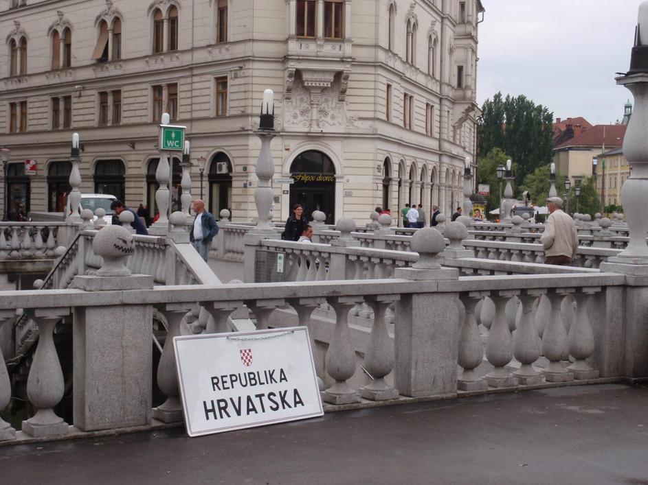 tabla republika hrvatska tromostovje ljubljana