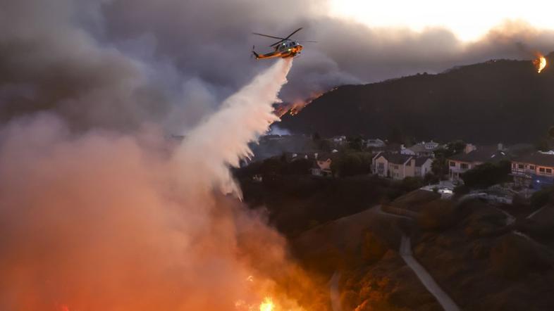 helikopter gasi požar na območju Pacific Palisades