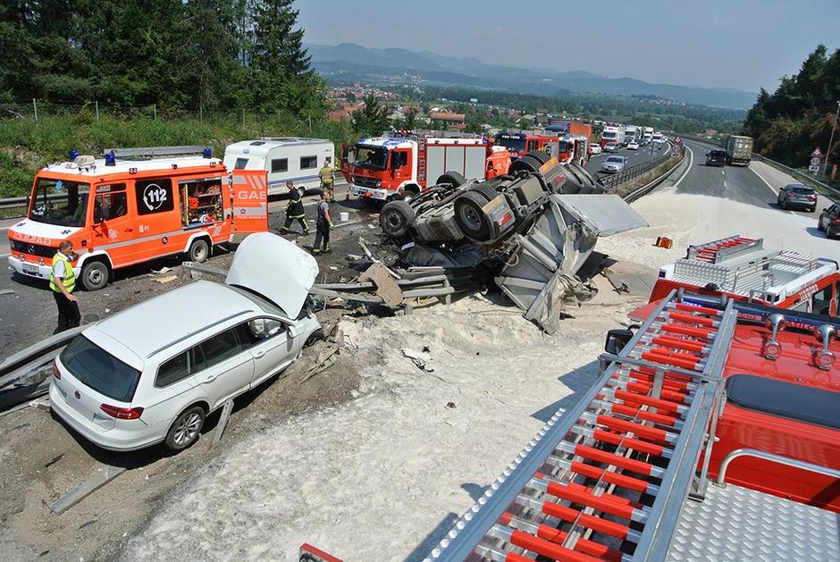 Prometna nesreča | Avtor: PGD Dolnji Logatec