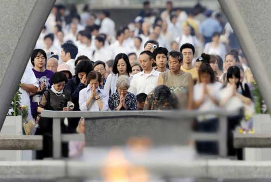 Japonci so se poklonili žrtvam, ki jih je terjal napad na Hirošimo.