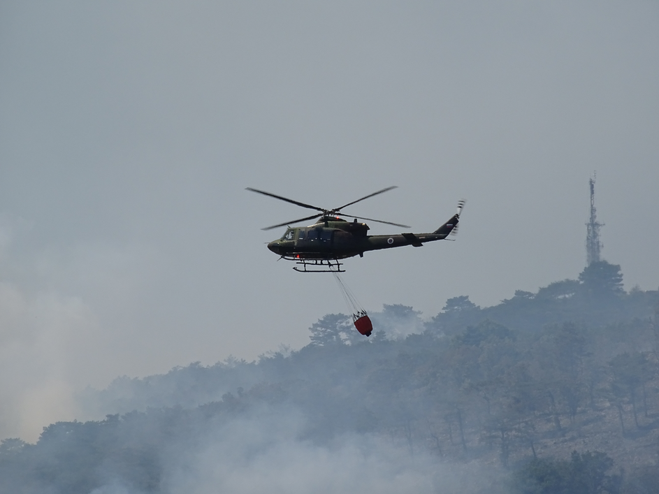 požar na krasu helikopter