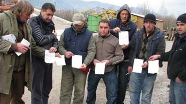 Obupani delavci gladovno stavkajo že peti dan. Tudi ponoči na prostem. (Foto: Ra