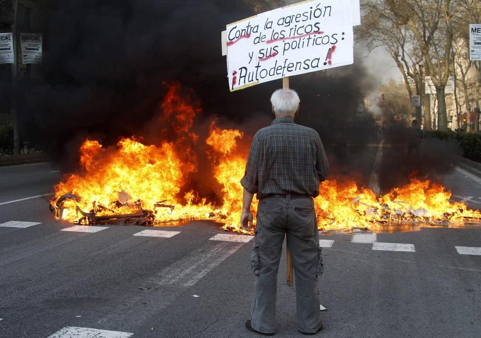 protesti španija "Proti agresiji bogatih in njihovi politični samoobrambi."