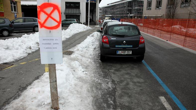 Takšen prometni znak je stal na Gregorčičevi ulici prejšnji konec tedna, ta tede