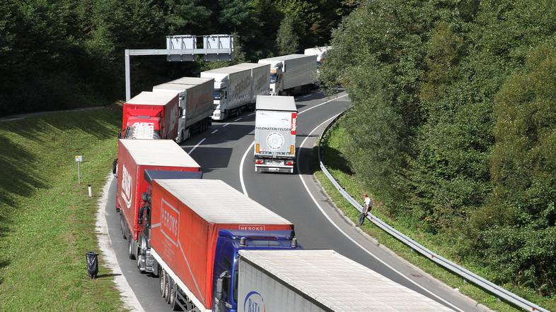 Tovornjakarji ne morejo v koloni niti spati, ker morajo vsakih 15 minut premakni