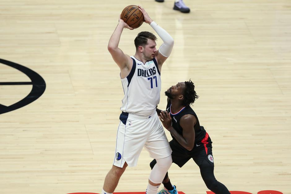 Luka Dončić in Patrick Beverley | Avtor: Profimedia