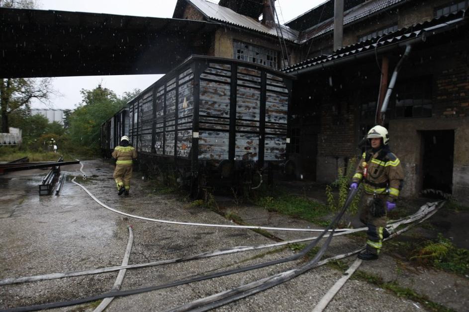 Požar pri železniškem muzeju.