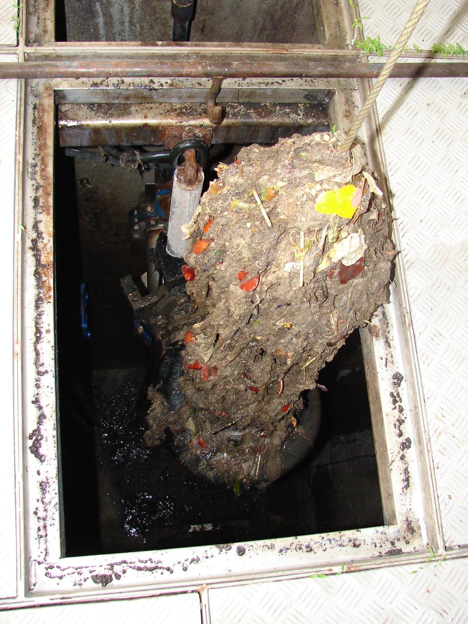 Odpadki  kanalizacija  vlažilni robčki  stranišče | Avtor: Voka Snaga