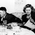 Adolf Hitler in Eva Braun za jedilno mizo