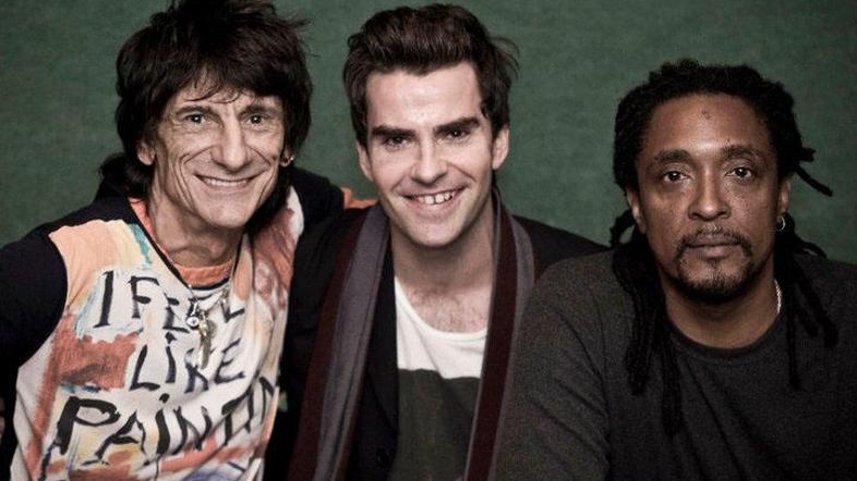 Ronnie Wood, Kelly Jones in Bernard Fowler po snemanju albuma I Feel Like Playin