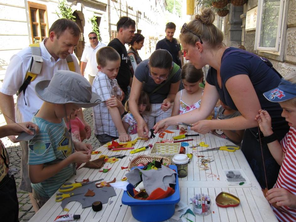 Ustvarjalni utrinki med otroškim smehom