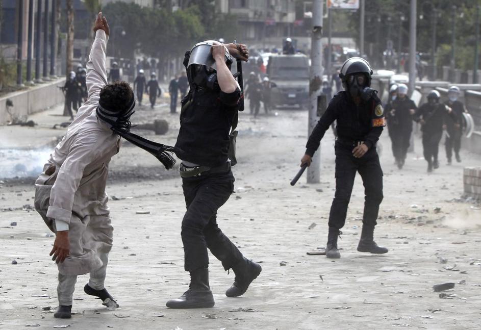 Избит мусульманин. Riot Police in Egypt.