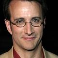 Bronson Pinchot se Toma ne spominja rad.