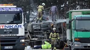 Nesreča tovornjaka z biki v Ljubljani
