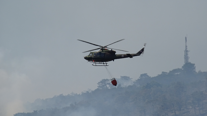 požar na krasu helikopter