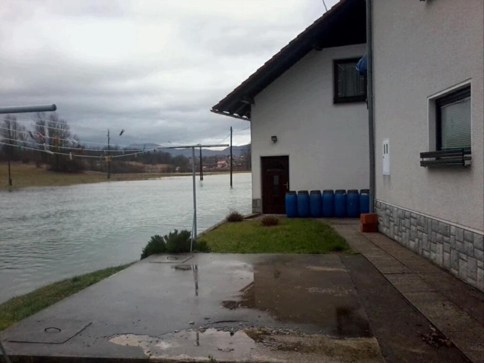 Hiša Vidervolovih je obkrožena z vodo. (Foto: Tina Lagler)