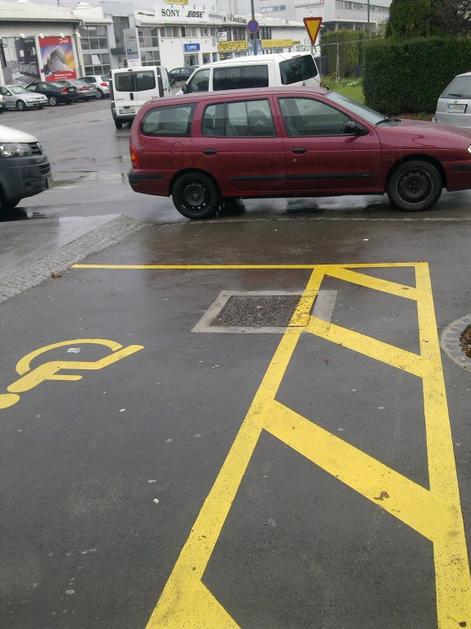 parkiranje pred invalidi
