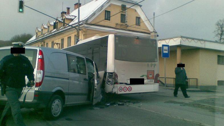 Kombi je trčil v avtobus, medtem ko je ta stal na postajališču in so bili v njem