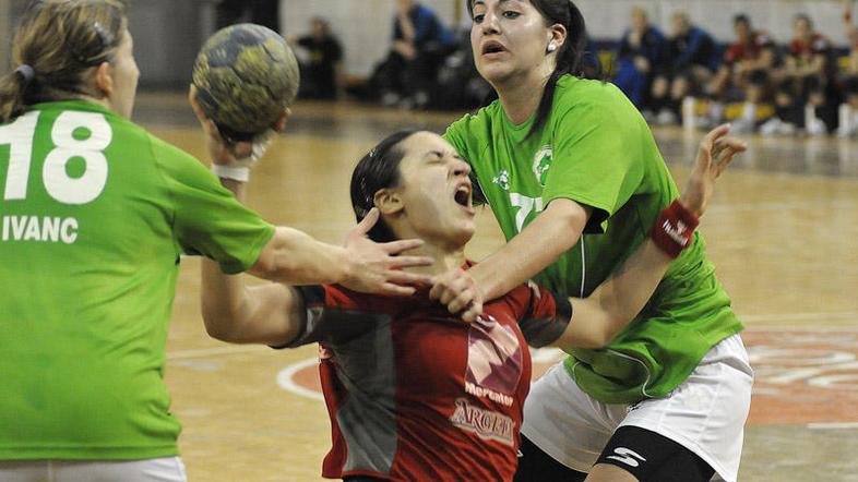 Maja Šon (desno) in ostale soigralke so klonile pred Bayerjem. FOTO: Anže Petkov