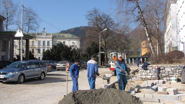 Cesta mimo občinske stavbe bo po novem tlakovana. (Foto: Iztok Golob)