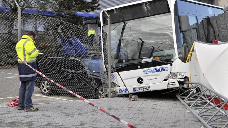 V bolnišnici se je zaradi šoka znašel tudi voznik. (Foto: EPA)