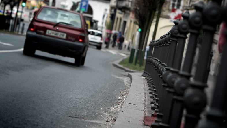 Čiščenje peska je Snaga najprej začela na površinah za pešce in na kolesarskih s