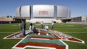 Še zadnje priprave igralne površine pred nedeljskim Super Bowlom v Glendaleu.