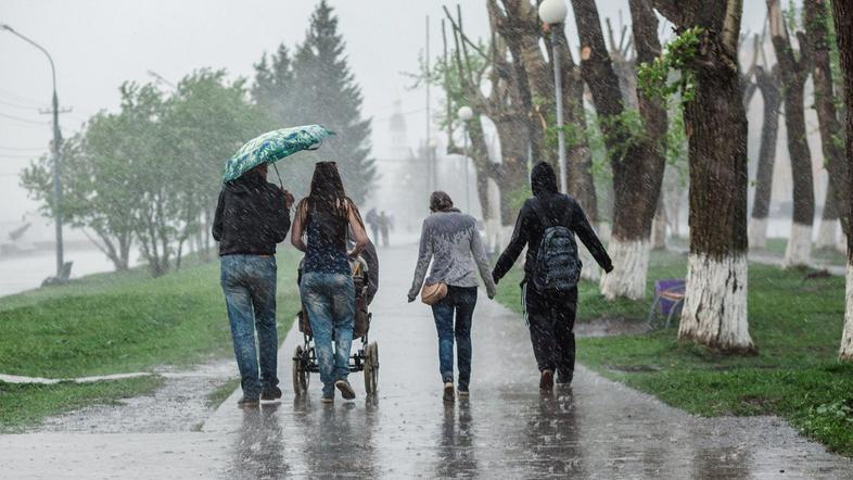 vreme dež nevihta naliv deževje veter mraz dežnik