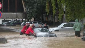 Če nam voda zalije vozilo, ga ne vžigajmo, temveč odvlečemo do najbližjega servi