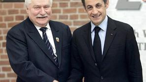 Nicholas Sarkozy in nagrajenec, bivši poljski predsednik Lech Walesa.