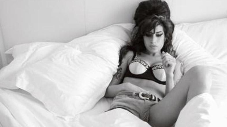 Tudi fotografija znane pevke Amy Winehouse je del razstave. FOTO: Reuters