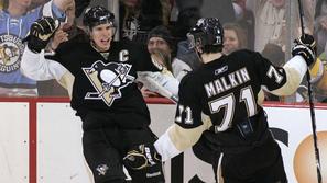 Sidney Crosby (levo) je zablestel tudi proti Buffalu. (Foto: Reuters)