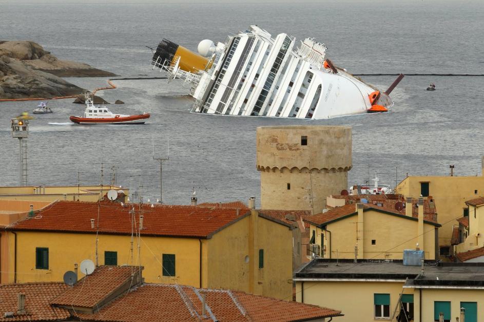 Potapljajoča se Costa Concordia 21. januarja 2012