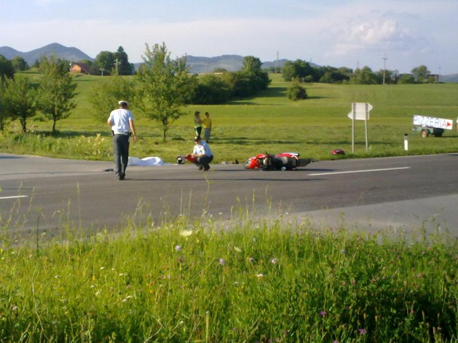 V nesreči umrl motorist.