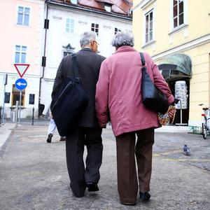 starejši upokojenci par