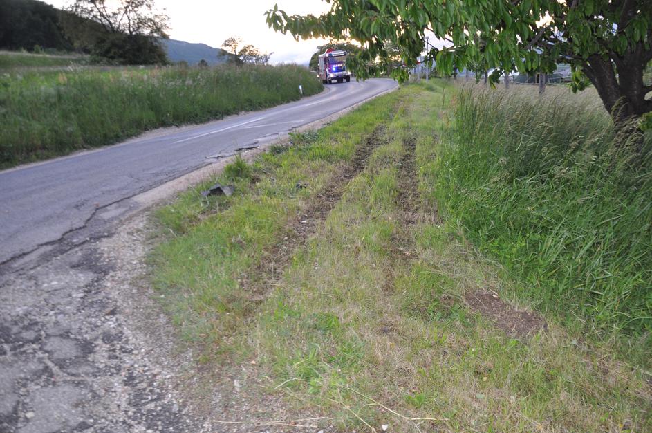 Prometna nesreča pri Slovenskih Konjicah, avto na boku