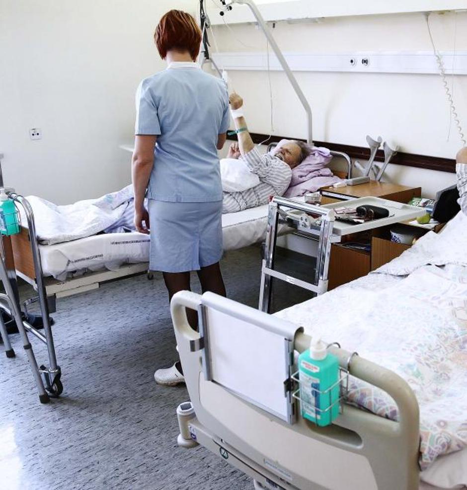 Slovenija 16.12.2013 medicinsko osebje, medicinska sestra, pacient, bolniska pos | Avtor: Saša Despot