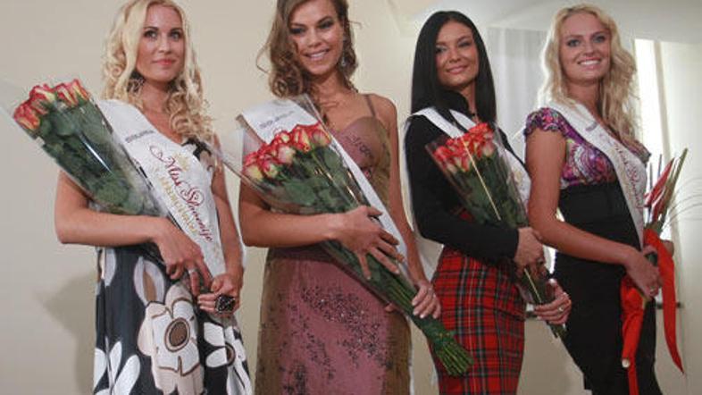 Prva spremljevalka Tara Zupančič, letošnja miss Tina Petelin, druga spremljevalk