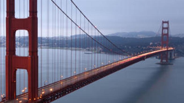 Šest metrov pod cestno površino na mostu Golden Gate Bridge oziroma 64 metrov na