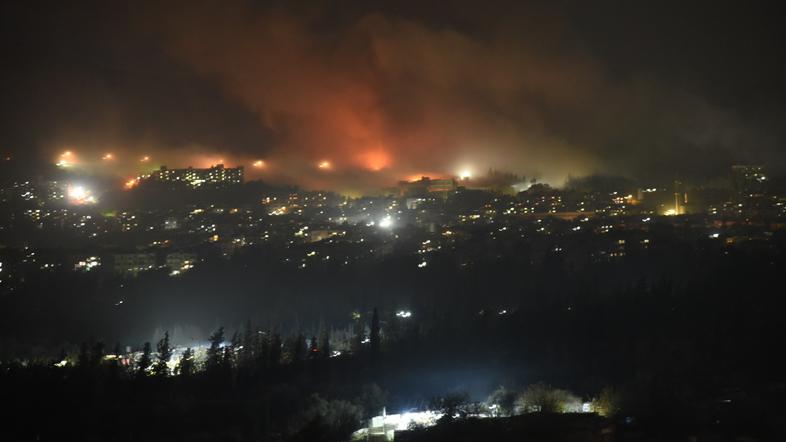 nočno nebo po izraelskih letalskih napadih na Damask