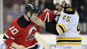 Na tekmi med Devils in Bruins so zapele tudi pesti. (Foto: Reuters)